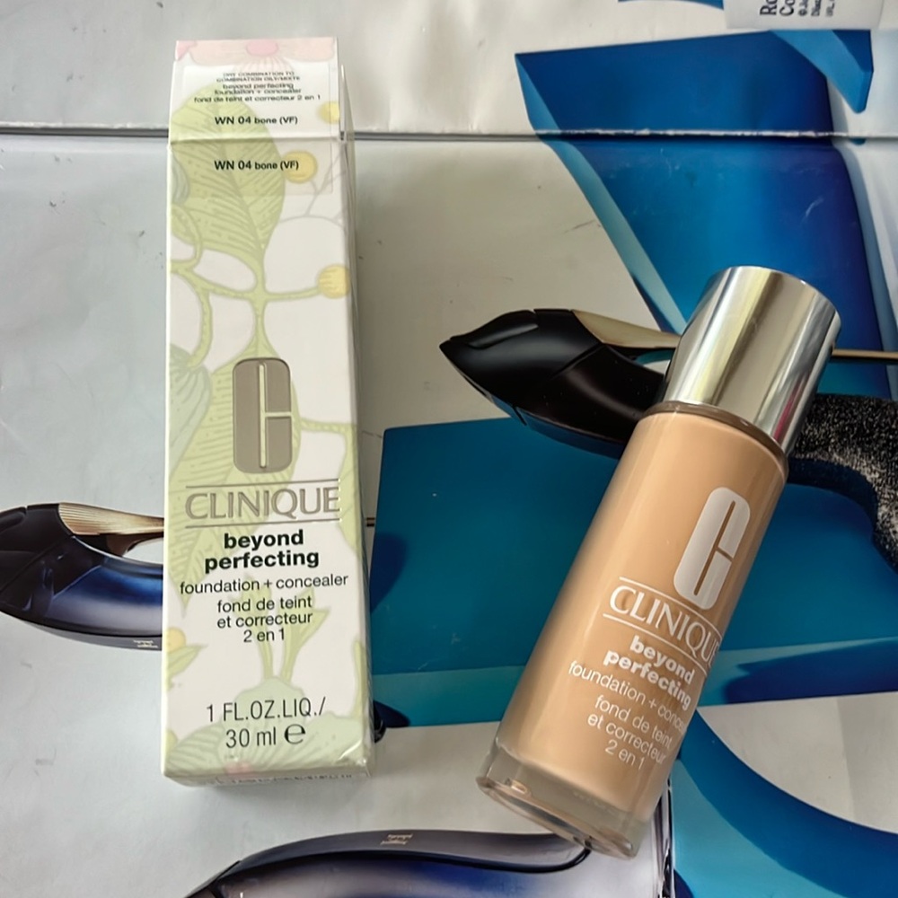 Clinique  beyond perfecting foundation+concealer WN 04 bone